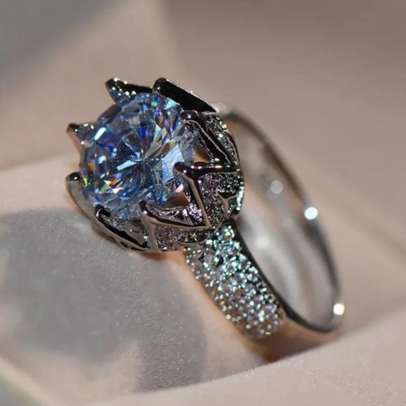 NEW SILVER DIAMOND QUEEN CROWN ENGAGEMENT RING, CUTE RING, SHINY RING. - Picture 3 of 5